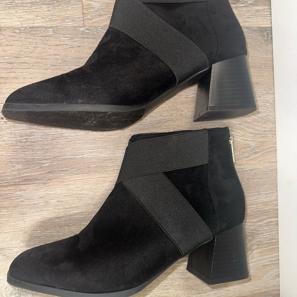 Ann Klein Solid Black Block Heel Closed Toe Suede Boots Zip Up Size 9 - Picture 8 of 16